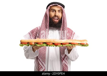 Homme arabe saoudien tenant un délicieux long sandwich dans un baguette isolée sur fond blanc Banque D'Images