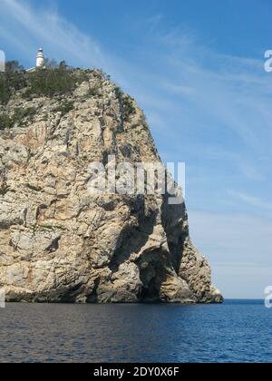 Falaise et phare sur la côte de Majorque dans le Mer Méditerranée Banque D'Images