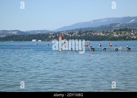 Baignade en été au Lac du Bourget Savoie France Banque D'Images