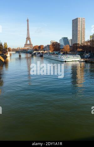 Paysage avec la Tour eiffel et la Seine à Paris, en France, dans la soirée. Banque D'Images