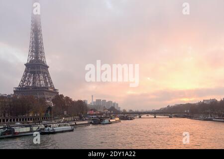 Paysage avec tour eiffel, brouillard et Seine à Paris, France au coucher du soleil. Banque D'Images