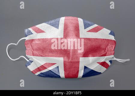 Masque de protection médical avec drapeau britannique sur fond gris. Banque D'Images