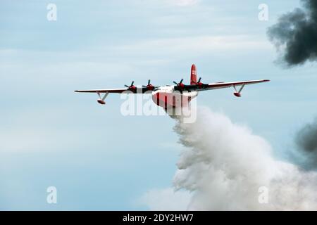 Le Martin Mars, le plus grand bombardier d'eau de lutte contre les incendies au monde, fait couler de l'eau lors d'un incendie de démonstration. Banque D'Images
