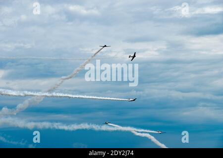 The GEICO Skytypers, une équipe de voltige qui se produit lors de spectacles aériens, survolant l'aéroport d'Oshkosh, Wisconsin. Photographié de la propriété publique. Banque D'Images