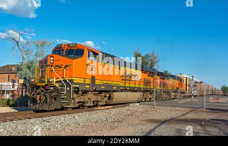 Arizona, Wickenburg, BNSF train de marchandises passant par la ville Banque D'Images