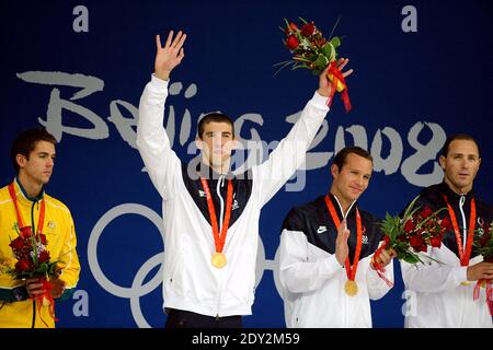 Michael Phelps, nageur olympique, a déclaré qu'il se vérifiait en réadaptation à la suite de son arrestation pour avoir conduit un verre. Phelps, l'Olympien le plus décoré de tous les temps avec 22 médailles, dont 18 sont en or, a été arrêté le 30 septembre sur suspicion de conduire sous l'influence (DUI) en traversant Baltimore, Maryland. Photo du dossier : les nageurs des États-Unis Michael Phelps (2e L), Brendan Hansen (3e L), Jason Lezak (2e R) et Eamon Sullivan (L) d'Australie se tiennent sur le podium pour la cérémonie de la médaille finale de natation du relais Medley 4 x 100m masculin aux XXIX Jeux Olympiques de Beijing au C aquatique national Banque D'Images