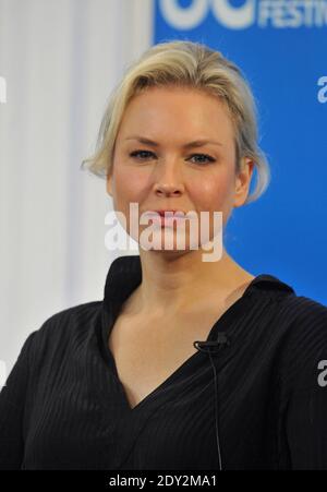 Renee Zellweger est bien connue pour transformer son apparence pour les rôles de film. Mais Renee Zellweger, 45 ans, a présenté lundi un regard étonnamment différent sur le 21e prix annuel Women in Hollywood de L'HÔTEL four Seasons de Californie. L'actrice Jerry Maguire semblait presque méconnaissable avec son front super sans ligne, son front altéré et son visage délicieusement bouffant, bien qu'elle n'ait jamais admis avoir subi une intervention chirurgicale. Photo du dossier : Conférence de presse 'Appaloosa' tenue à la salle de bal Queen Victoria, à l'hôtel Sutton place, lors du Festival du film de Toronto 2008, le vendredi 5 septembre, Banque D'Images