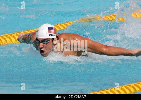 Michael Phelps, nageur olympique, a déclaré qu'il se vérifiait en réadaptation à la suite de son arrestation pour avoir conduit un verre. Phelps, l'Olympien le plus décoré de tous les temps avec 22 médailles, dont 18 sont en or, a été arrêté le 30 septembre sur suspicion de conduire sous l'influence (DUI) en traversant Baltimore, Maryland. Photo du dossier : Michael Phelps, des États-Unis, nage dans une chaleur qualifiante du papillon de 200 mètres au Centre aquatique olympique lors des Jeux Olympiques de 2004 à Athènes-Grèce, le lundi 16 août 2004. Photo de Hahn/Nebinger/ABACA. Banque D'Images