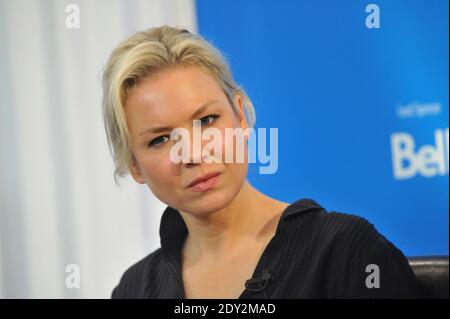 Renee Zellweger est bien connue pour transformer son apparence pour les rôles de film. Mais Renee Zellweger, 45 ans, a présenté lundi un regard étonnamment différent sur le 21e prix annuel Women in Hollywood de L'HÔTEL four Seasons de Californie. L'actrice Jerry Maguire semblait presque méconnaissable avec son front super sans ligne, son front altéré et son visage délicieusement bouffant, bien qu'elle n'ait jamais admis avoir subi une intervention chirurgicale. Photo du dossier : Conférence de presse 'Appaloosa' tenue à la salle de bal Queen Victoria, à l'hôtel Sutton place, lors du Festival du film de Toronto 2008, le vendredi 5 septembre, Banque D'Images