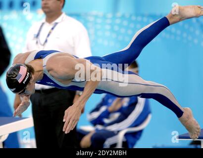 Michael Phelps, nageur olympique, a déclaré qu'il se vérifiait en réadaptation à la suite de son arrestation pour avoir conduit un verre. Phelps, l'Olympien le plus décoré de tous les temps avec 22 médailles, dont 18 sont en or, a été arrêté le 30 septembre sur suspicion de conduire sous l'influence (DUI) en traversant Baltimore, Maryland. Photo du dossier : l'équipe américaine avec Michael Phelps remporte la médaille d'or sur le nage libre 4x 200 m masculin lors des XI Championnats du monde de la FINA au Parc Jean-drapeau, à Montréal, Québec, Canada, le 29 juillet 2005. Photo de Nicolas Gouhier/CAMELEON/ABACAPRESS.COM Banque D'Images