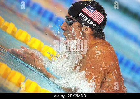 Michael Phelps, nageur olympique, a déclaré qu'il se vérifiait en réadaptation à la suite de son arrestation pour avoir conduit un verre. Phelps, l'Olympien le plus décoré de tous les temps avec 22 médailles, dont 18 sont en or, a été arrêté le 30 septembre sur suspicion de conduire sous l'influence (DUI) en traversant Baltimore, Maryland. Photo du dossier : Michael Phelps des États-Unis pendant les 200 mètres de la chaleur individuelle des médley aux Jeux Olympiques de 2004 à Athènes-Grèce le 18 août 2004. Photo de Hahn-Nebinger-Zabulon/ABACA. Banque D'Images