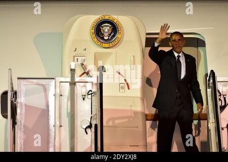 LE président AMÉRICAIN Barack Obama descend à l'aéroport international Gary, à Gary, Indiana, USA, le 1er octobre 2014. Obama est venu assister à un discours à l'université Northwestern. Normalement, le président atterrit à l'aéroport de Chicago O'Hare. Mais à la suite des retards de vol qui continuent de nuire aux aéroports d'O'Hare et de Midway après un incendie criminel qui a endommagé l'installation radar de la FAA à Aurora, il ne voulait pas causer de retards supplémentaires. Photo de Cindy Barrymore/ABACAPRESS.COM Banque D'Images