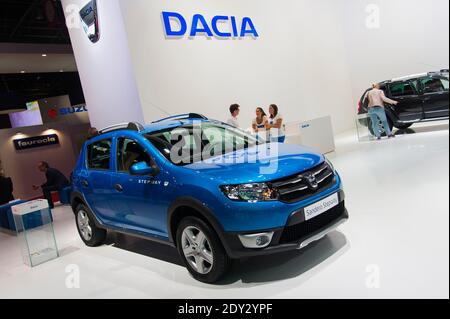 Le nouveau Dacia Sandero Stepway lors du jour de presse du salon de l'automobile de Paris, connu sous le nom de mondial de l'automobile à Paris, France, le 2 octobre 2014. Photo de Nicolas Genin/ABACAPRESS.COM Banque D'Images