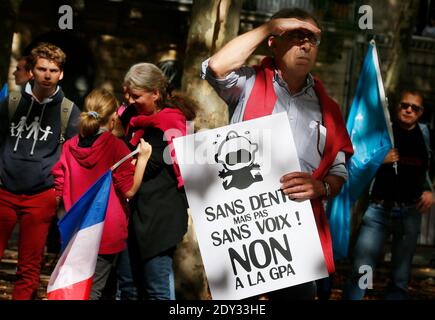 Les partisans du mariage homosexuel la Manif pour tous protestent contre la procréation médicalement assistée et l'utilisation de mères porteuses, à Bordeaux, dans l'ouest de la France, le 5 octobre 2014. Photo de Patrick Bernard/ABACAPRESS.COM Banque D'Images