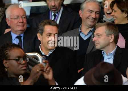 L'ancien président français Nicolas Sarkozy s'entretient avec le président de Monaco Dmitry Rybolovlev lors du match de football de la première Ligue française, Paris Saint-Germain (PSG) contre MONACO (ASM), au stade du Parc des Princes à Paris, en France, le 5 2014 octobre. La correspondance s'est terminée par un tirage de 1-1. Photo de Christian Liewig/ABACAPRESS.COM Banque D'Images