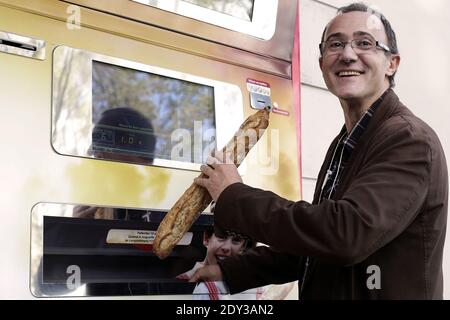 Ambiance autour du distributeur de baguette du boulanger français Jean-Louis Hecht, le Panidistributeur, lors de son inauguration devant la boulangerie 'la Panamette' à Paris, France, le 9 octobre 2014. Panididistributeur est le premier distributeur de pain frais de la capitale. Hecht remporte le 1er prix du Concours Lepine 2014, un concours annuel français pour inventeurs. Photo de Stephane Lemouton/ABACAPRESS.COM Banque D'Images
