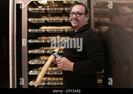 Le boulanger français Jean-Louis Hecht se trouve à côté de son distributeur de baguette, le Panidistributeur, lors de son inauguration à l'extérieur de la boulangerie 'la Panamette' à Paris, France, le 9 octobre 2014. Panididistributeur est le premier distributeur de pain frais de la capitale. Hecht remporte le 1er prix du Concours Lepine 2014, un concours annuel français pour inventeurs. Photo de Stephane Lemouton/ABACAPRESS.COM Banque D'Images