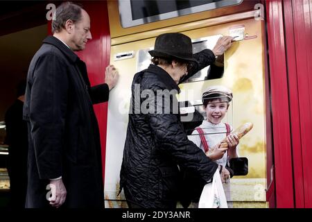 Ambiance autour du distributeur de baguette du boulanger français Jean-Louis Hecht, le Panidistributeur, lors de son inauguration devant la boulangerie 'la Panamette' à Paris, France, le 9 octobre 2014. Panididistributeur est le premier distributeur de pain frais de la capitale. Hecht remporte le 1er prix du Concours Lepine 2014, un concours annuel français pour inventeurs. Photo de Stephane Lemouton/ABACAPRESS.COM Banque D'Images