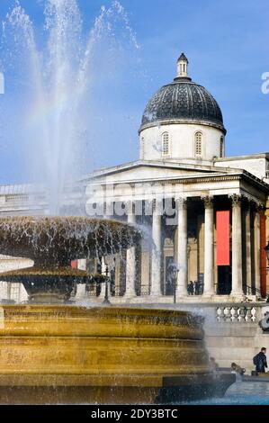 Fontaines à l'extérieur de la National Gallery, un musée d'art à Trafalgar Square, Westminster, Londres, Angleterre. Banque D'Images