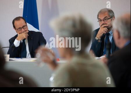 Le Président François Hollande dirige une table ronde avec des groupes de charité, François Chereque, (R) responsable de l'agence de service civique (Agence du Service civique) le 14 octobre 2014 à Paris, France, pour discuter du rapport annuel de l'agence de marchandises pour donner de l'aide, Un groupe qui lutte contre le gaspillage en organisant des dons de biens de base aux pauvres de France. Photo de Thierry Orban/ABACAPRESS.COM Banque D'Images