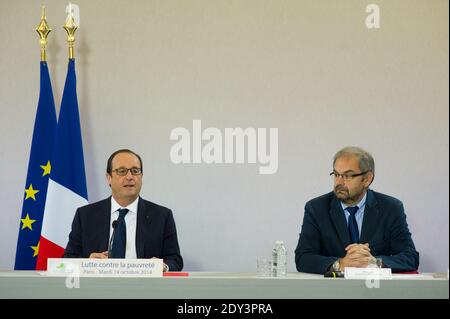 Le Président François Hollande dirige une table ronde avec des groupes de charité, François Chereque, (R) responsable de l'agence de service civique (Agence du Service civique) le 14 octobre 2014 à Paris, France, pour discuter du rapport annuel de l'agence de marchandises pour donner de l'aide, Un groupe qui lutte contre le gaspillage en organisant des dons de biens de base aux pauvres de France. Photo de Thierry Orban/ABACAPRESS.COM Banque D'Images