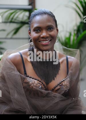 EXCLUSIF. Muriel Hurtis lors de l'agencement de sa robe au chocolat (chocolaterie Jean-Paul Hevin, styliste Gilles Dufour) au Best Western Hotel de Paris, France, le 8 octobre 2014 à l'occasion de la 20e Foire du chocolat. Le Chocolate Fashion Show aura lieu à l'inauguration de la foire le 28 octobre. Maquillage de bu maquillage pour toujours, coiffures par Franck Provost. Photo d'Alban Wyters/ABACAPRESS.COM Banque D'Images