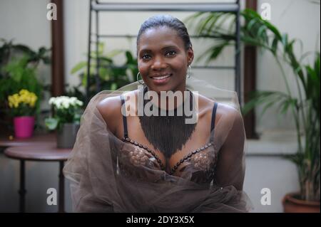 EXCLUSIF. Muriel Hurtis lors de l'agencement de sa robe au chocolat (chocolaterie Jean-Paul Hevin, styliste Gilles Dufour) au Best Western Hotel de Paris, France, le 8 octobre 2014 à l'occasion de la 20e Foire du chocolat. Le Chocolate Fashion Show aura lieu à l'inauguration de la foire le 28 octobre. Maquillage de bu maquillage pour toujours, coiffures par Franck Provost. Photo d'Alban Wyters/ABACAPRESS.COM Banque D'Images