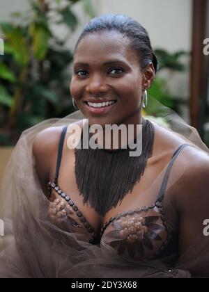 EXCLUSIF. Muriel Hurtis lors de l'agencement de sa robe au chocolat (chocolaterie Jean-Paul Hevin, styliste Gilles Dufour) au Best Western Hotel de Paris, France, le 8 octobre 2014 à l'occasion de la 20e Foire du chocolat. Le Chocolate Fashion Show aura lieu à l'inauguration de la foire le 28 octobre. Maquillage de bu maquillage pour toujours, coiffures par Franck Provost. Photo d'Alban Wyters/ABACAPRESS.COM Banque D'Images