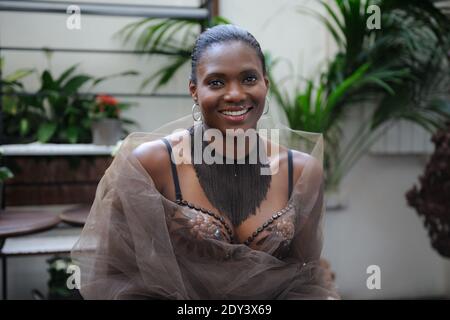 EXCLUSIF. Muriel Hurtis lors de l'agencement de sa robe au chocolat (chocolaterie Jean-Paul Hevin, styliste Gilles Dufour) au Best Western Hotel de Paris, France, le 8 octobre 2014 à l'occasion de la 20e Foire du chocolat. Le Chocolate Fashion Show aura lieu à l'inauguration de la foire le 28 octobre. Maquillage de bu maquillage pour toujours, coiffures par Franck Provost. Photo d'Alban Wyters/ABACAPRESS.COM Banque D'Images