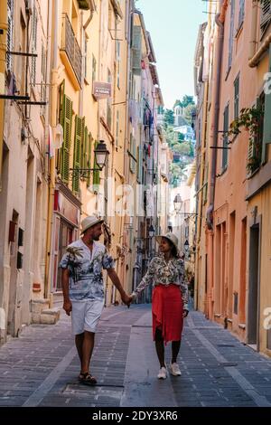 Menton France ville colorée French Rivera, vieille ville colorée Menton sur la Côte d'Azur, France. Europe, couple hommes et femme en vacances à Menton Banque D'Images