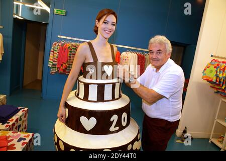 EXCLUSIF. Sandra Lou lors de la mise en place de sa robe au chocolat (chocolaterie Joel Patouillard, Stylisme Agatha Luiz de la Prada) au magasin Agatha Ruiz de la Prada à Paris, France, le 16 octobre 2014 à l'occasion de la 20e Foire du chocolat. Le Chocolate Fashion Show aura lieu à l'inauguration de la foire le 28 octobre. Maquillage de bu maquillage pour toujours, coiffures par Franck Provost. Photo de Jerome Domine/ABACAPRESS.COM Banque D'Images