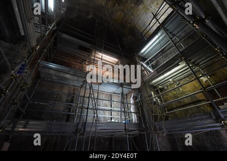 Une vue sur l'ancien site souterrain de Domus Aurea (Maison d'or), la villa opulente construite par l'empereur romain Nero, le 24 octobre 2014 à Rome, Italie. Le palais d'or que l'empereur Néron a construit comme un monument pour lui-même après la moitié de la Rome antique a été consumée par le feu rouvre au public même si sa rénovation n'est pas encore terminée. Le palais principal du complexe 'Domus Aurea' ou 'Maison d'Or', qui comprenait autrefois un lac artificiel où se trouve aujourd'hui le Colisée, a été fermé en 2005 pour des réparations d'urgence et rouvert brièvement en 2007 avant de fermer à nouveau. Les visites auront lieu le Banque D'Images