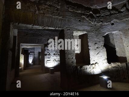 Une vue sur l'ancien site souterrain de Domus Aurea (Maison d'or), la villa opulente construite par l'empereur romain Nero, le 24 octobre 2014 à Rome, Italie. Le palais d'or que l'empereur Néron a construit comme un monument pour lui-même après la moitié de la Rome antique a été consumée par le feu rouvre au public même si sa rénovation n'est pas encore terminée. Le palais principal du complexe 'Domus Aurea' ou 'Maison d'Or', qui comprenait autrefois un lac artificiel où se trouve aujourd'hui le Colisée, a été fermé en 2005 pour des réparations d'urgence et rouvert brièvement en 2007 avant de fermer à nouveau. Les visites auront lieu le Banque D'Images