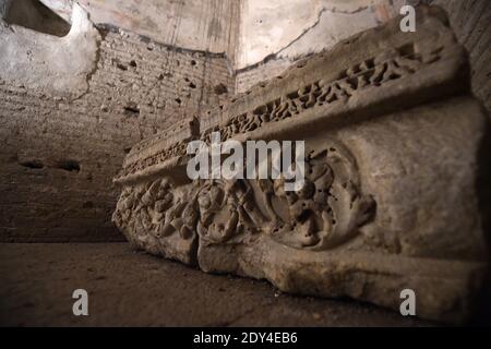 Une vue sur l'ancien site souterrain de Domus Aurea (Maison d'or), la villa opulente construite par l'empereur romain Nero, le 24 octobre 2014 à Rome, Italie. Le palais d'or que l'empereur Néron a construit comme un monument pour lui-même après la moitié de la Rome antique a été consumée par le feu rouvre au public même si sa rénovation n'est pas encore terminée. Le palais principal du complexe 'Domus Aurea' ou 'Maison d'Or', qui comprenait autrefois un lac artificiel où se trouve aujourd'hui le Colisée, a été fermé en 2005 pour des réparations d'urgence et rouvert brièvement en 2007 avant de fermer à nouveau. Les visites auront lieu le Banque D'Images