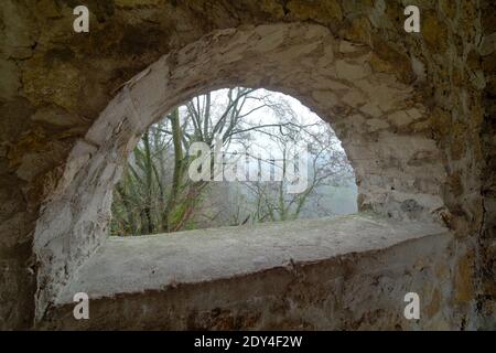 Fenêtre d'une ruine beffroi près de l'église de la Toussaint (Kostol Vsetkych Svatych) près de la gorge de Haluzice (Haluzicka Tiesnava) en Slovaquie Banque D'Images