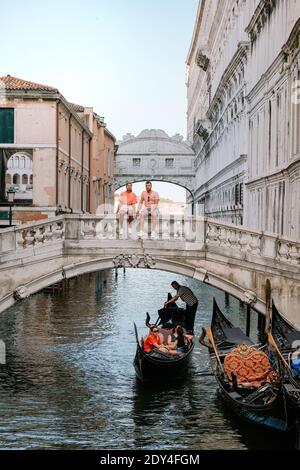 Italie Venise, ville presque vide de Venise pendant l'été 2020 avec la vague de pandémie de Covid 19 en Italie. Europe Venzia, couple en voyage dans la ville de Venise Italie Banque D'Images