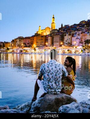 Menton France ville colorée French Rivera, vieille ville colorée Menton sur la Côte d'Azur, France. Europe, couple hommes et femme en vacances à Menton Banque D'Images