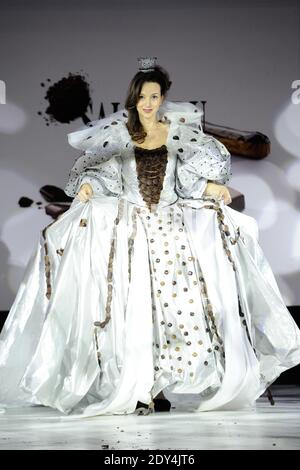 Eliette Abecassis portant une création faite de chocolat lors d'un défilé de mode lors de l'inauguration du 20e salon annuel du chocolat à Paris, France, le 28 octobre 2014. Le spectacle, le plus grand salon dédié au chocolat au monde, réunit des créateurs de mode et des chocolatiers du monde entier. Photo d'Aurore Marechal/ABACAPRESS.COM Banque D'Images