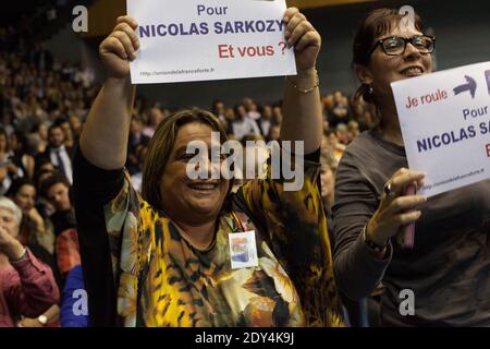 Atmosphère pendant la réunion de campagne de l'ancien président français Nicolas Sarkozy pour la présidence du parti UMP à Marseille, dans le sud de la France, le 28 octobre 2014. Photo de Franck Bessiere/ABACAPRESS.COM Banque D'Images