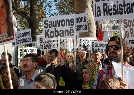 Les manifestants brandisent des signes qui se lisent sur Save Kobane lors d'un rassemblement, le 1er novembre 2014 à Paris, dans le cadre d'une journée internationale organisée pour soutenir les combattants kurdes qui tentent de repousser les militants de l'État islamique (EI) dans la ville frontalière syrienne de Kobane, également connue sous le nom d'Ain al-Arab. Les combats ont fait rage à Kobane, près de la frontière turco-syrienne, après que les jihadistes de l'État islamique ont lancé un nouvel assaut sur les milices kurdes soutenues par l'arrivée des forces peshmerga (kurdes) irakiennes lourdement armées. Photo d'Alain Apaydin/ABACAPRESS.COM Banque D'Images