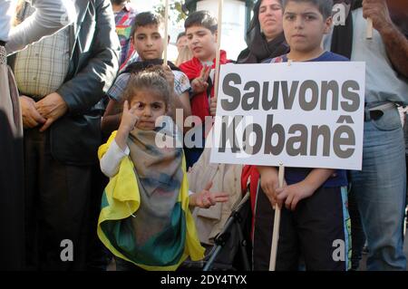 Les manifestants brandisent des signes qui se lisent sur Save Kobane lors d'un rassemblement, le 1er novembre 2014 à Paris, dans le cadre d'une journée internationale organisée pour soutenir les combattants kurdes qui tentent de repousser les militants de l'État islamique (EI) dans la ville frontalière syrienne de Kobane, également connue sous le nom d'Ain al-Arab. Les combats ont fait rage à Kobane, près de la frontière turco-syrienne, après que les jihadistes de l'État islamique ont lancé un nouvel assaut sur les milices kurdes soutenues par l'arrivée des forces peshmerga (kurdes) irakiennes lourdement armées. Photo d'Alain Apaydin/ABACAPRESS.COM Banque D'Images