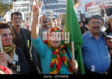 Les manifestants brandisent des signes qui se lisent sur Save Kobane lors d'un rassemblement, le 1er novembre 2014 à Paris, dans le cadre d'une journée internationale organisée pour soutenir les combattants kurdes qui tentent de repousser les militants de l'État islamique (EI) dans la ville frontalière syrienne de Kobane, également connue sous le nom d'Ain al-Arab. Les combats ont fait rage à Kobane, près de la frontière turco-syrienne, après que les jihadistes de l'État islamique ont lancé un nouvel assaut sur les milices kurdes soutenues par l'arrivée des forces peshmerga (kurdes) irakiennes lourdement armées. Photo d'Alain Apaydin/ABACAPRESS.COM Banque D'Images