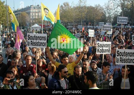 Les manifestants brandisent des signes qui se lisent sur Save Kobane lors d'un rassemblement, le 1er novembre 2014 à Paris, dans le cadre d'une journée internationale organisée pour soutenir les combattants kurdes qui tentent de repousser les militants de l'État islamique (EI) dans la ville frontalière syrienne de Kobane, également connue sous le nom d'Ain al-Arab. Les combats ont fait rage à Kobane, près de la frontière turco-syrienne, après que les jihadistes de l'État islamique ont lancé un nouvel assaut sur les milices kurdes soutenues par l'arrivée des forces peshmerga (kurdes) irakiennes lourdement armées. Photo d'Alain Apaydin/ABACAPRESS.COM Banque D'Images