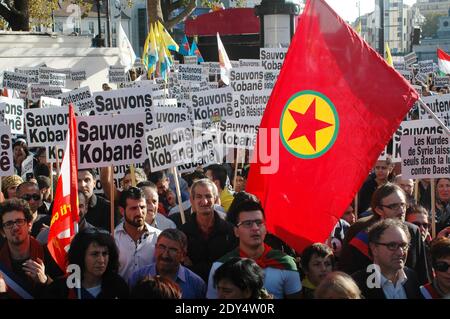 Les manifestants brandisent des signes qui se lisent sur Save Kobane lors d'un rassemblement, le 1er novembre 2014 à Paris, dans le cadre d'une journée internationale organisée pour soutenir les combattants kurdes qui tentent de repousser les militants de l'État islamique (EI) dans la ville frontalière syrienne de Kobane, également connue sous le nom d'Ain al-Arab. Les combats ont fait rage à Kobane, près de la frontière turco-syrienne, après que les jihadistes de l'État islamique ont lancé un nouvel assaut sur les milices kurdes soutenues par l'arrivée des forces peshmerga (kurdes) irakiennes lourdement armées. Photo d'Alain Apaydin/ABACAPRESS.COM Banque D'Images