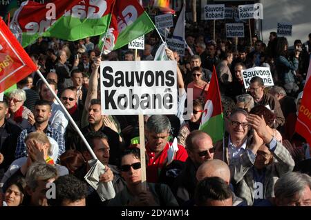 Les manifestants brandisent des signes qui se lisent sur Save Kobane lors d'un rassemblement, le 1er novembre 2014 à Paris, dans le cadre d'une journée internationale organisée pour soutenir les combattants kurdes qui tentent de repousser les militants de l'État islamique (EI) dans la ville frontalière syrienne de Kobane, également connue sous le nom d'Ain al-Arab. Les combats ont fait rage à Kobane, près de la frontière turco-syrienne, après que les jihadistes de l'État islamique ont lancé un nouvel assaut sur les milices kurdes soutenues par l'arrivée des forces peshmerga (kurdes) irakiennes lourdement armées. Photo d'Alain Apaydin/ABACAPRESS.COM Banque D'Images