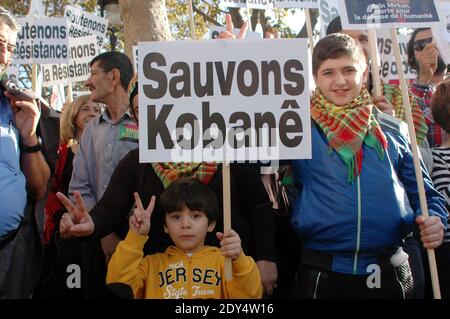 Les manifestants brandisent des signes qui se lisent sur Save Kobane lors d'un rassemblement, le 1er novembre 2014 à Paris, dans le cadre d'une journée internationale organisée pour soutenir les combattants kurdes qui tentent de repousser les militants de l'État islamique (EI) dans la ville frontalière syrienne de Kobane, également connue sous le nom d'Ain al-Arab. Les combats ont fait rage à Kobane, près de la frontière turco-syrienne, après que les jihadistes de l'État islamique ont lancé un nouvel assaut sur les milices kurdes soutenues par l'arrivée des forces peshmerga (kurdes) irakiennes lourdement armées. Photo d'Alain Apaydin/ABACAPRESS.COM Banque D'Images