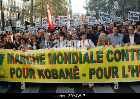 Les manifestants brandisent des signes qui se lisent sur Save Kobane lors d'un rassemblement, le 1er novembre 2014 à Paris, dans le cadre d'une journée internationale organisée pour soutenir les combattants kurdes qui tentent de repousser les militants de l'État islamique (EI) dans la ville frontalière syrienne de Kobane, également connue sous le nom d'Ain al-Arab. Les combats ont fait rage à Kobane, près de la frontière turco-syrienne, après que les jihadistes de l'État islamique ont lancé un nouvel assaut sur les milices kurdes soutenues par l'arrivée des forces peshmerga (kurdes) irakiennes lourdement armées. Photo d'Alain Apaydin/ABACAPRESS.COM Banque D'Images