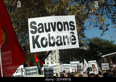 Les manifestants brandisent des signes qui se lisent sur Save Kobane lors d'un rassemblement, le 1er novembre 2014 à Paris, dans le cadre d'une journée internationale organisée pour soutenir les combattants kurdes qui tentent de repousser les militants de l'État islamique (EI) dans la ville frontalière syrienne de Kobane, également connue sous le nom d'Ain al-Arab. Les combats ont fait rage à Kobane, près de la frontière turco-syrienne, après que les jihadistes de l'État islamique ont lancé un nouvel assaut sur les milices kurdes soutenues par l'arrivée des forces peshmerga (kurdes) irakiennes lourdement armées. Photo d'Alain Apaydin/ABACAPRESS.COM Banque D'Images