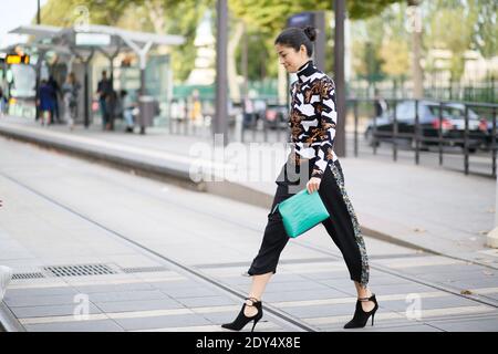 street style, Caroline Issa, rédactrice en chef du magazine Tank et du magazine parce que, arrivée au spectacle Kenzo prêt-à-porter Printemps-été 2015 qui s'est tenu au boulevard Ney 54, Paris, France, le 28 septembre 2014. Photo de Sophie Mhabille/ABACAPRESS.COM Banque D'Images