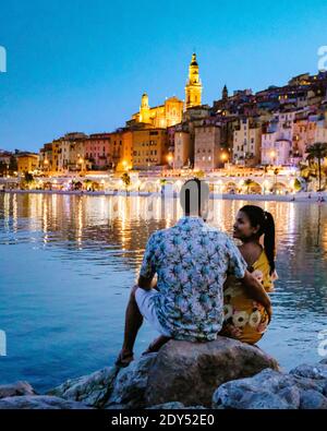 Menton France ville colorée French Rivera, vieille ville colorée Menton sur la Côte d'Azur, France. Europe, couple hommes et femme en vacances à Menton Banque D'Images